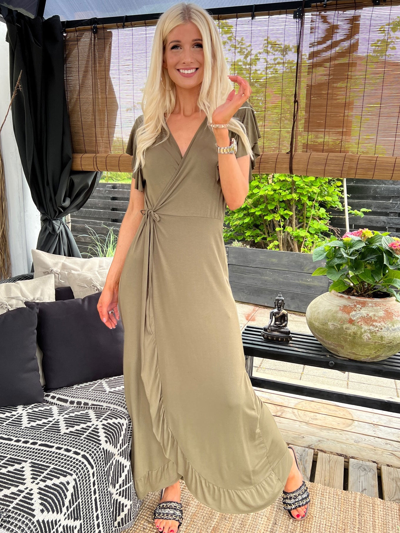 Luna - Armygrøn lang slå-om kjole med flæseærmer